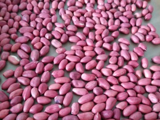 1、雪花酥,花生先用烤箱160度烘烤15分钟