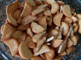 3、雪花酥,饼干一分为二掰开