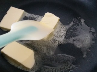 5、雪花酥,黄油放不沾锅内，开火融化