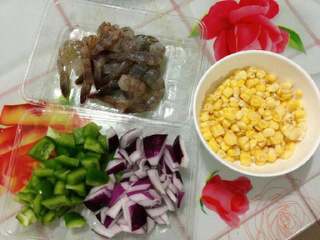 1、虾球玉米披萨,准备好食材。