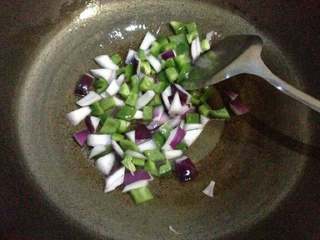 2、虾球玉米披萨,把青椒和洋葱用油炒一下断生撒少许盐出锅。