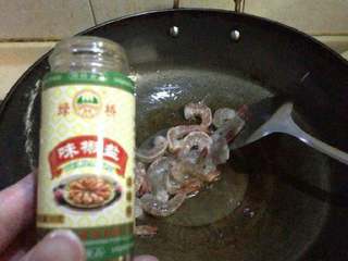 3、虾球玉米披萨,鲜虾去头去虾肠去外壳，在虾背切1/3。锅内热油，倒入鲜虾，撒少许椒盐，炒熟成虾球。