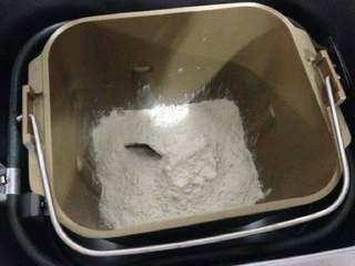 5、虾球玉米披萨,就是除了黄油外，按顺序把纯牛奶、全蛋液、盐、幼砂糖、高粉、干酵母粉全部倒入面包桶内，启动和面程序。