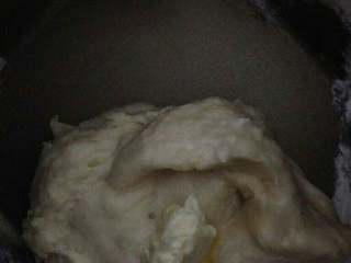 6、虾球玉米披萨,至扩展阶段，加入软化好的黄油。再一次启动和面。