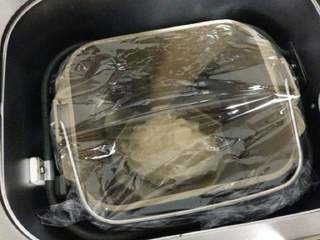 7、虾球玉米披萨,至完全阶段后盖上保鲜膜，启动发酵程序。