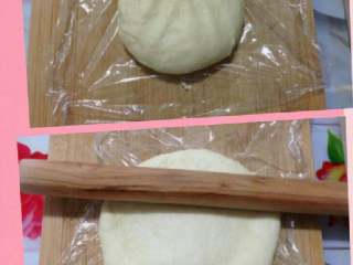 8、虾球玉米披萨,把发酵好的面皮拿出来按压几下排气后，放在板上松驰15分钟，用擀面杖擀成圆型状。