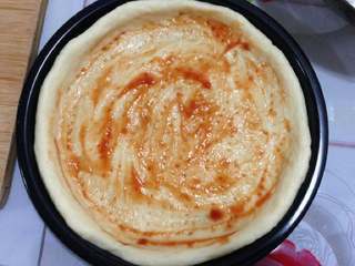 11、虾球玉米披萨,面皮上刷一层番茄酱或者披萨酱等。