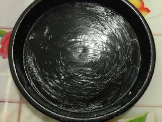 9、虾球玉米披萨,披萨盘上刷一层黄油。