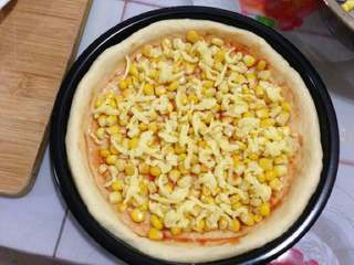 12、虾球玉米披萨, 再铺满玉米粒。再撒少许奶酪。