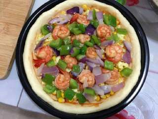 13、虾球玉米披萨,再铺上虾球和洋葱、青椒。