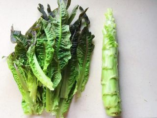 1、一菜二吃-凉拌爽脆莴笋叶,买来的莴笋，特别新鲜，把叶子掰下来