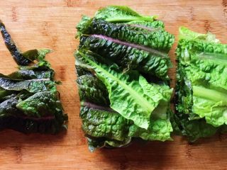 3、一菜二吃-凉拌爽脆莴笋叶,把莴笋叶切成三等分