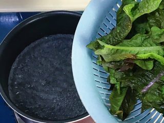 5、一菜二吃-凉拌爽脆莴笋叶,等盐化开，倒入切好的莴笋叶