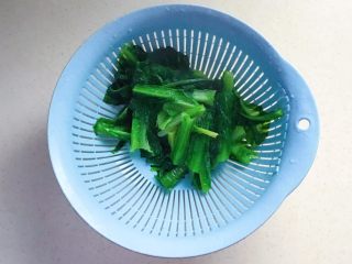 7、一菜二吃-凉拌爽脆莴笋叶,煮好倒入沥水篮沥干水分