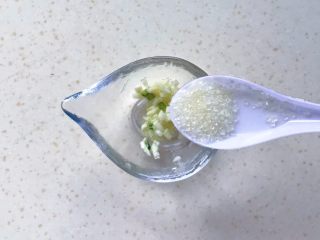 8、一菜二吃-凉拌爽脆莴笋叶,切好的蒜末里加入适量的白糖