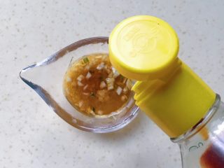 10、一菜二吃-凉拌爽脆莴笋叶,倒入生抽