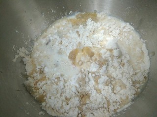 1、迷你巨无霸汉堡包～汉堡胚制作～,除了黄油以外的其他汉堡胚材料加入搅拌缸，加入一个蛋清，用牛奶添加到145克就行了。