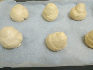 9、迷你巨无霸汉堡包～汉堡胚制作～,看后面最右边那个，没滚圆，烤完之后，它像个翔┐(´-｀)┌，这种整形方法可以尽量使面包烤后比较高，不会太摊扁，可以多一层做巨无霸汉堡包，而且这种整形方法，面包外围的面包是拉丝状态的，面包松软不渣，口感好。