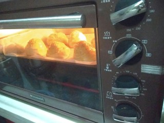 11、迷你巨无霸汉堡包～汉堡胚制作～,发酵后，看到是原来的1.5-1.8倍大了，就可以烤了，烤箱预热180度，然后上火170，下火180，中层20分钟。这个我家烤箱的温度，你们根据自己家的烤箱脾气适当调节。