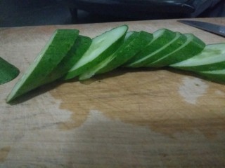 14、迷你巨无霸汉堡包～汉堡胚制作～,菜洗洗，切一切，我这个做的是夹黄瓜的。