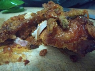 15、迷你巨无霸汉堡包～汉堡胚制作～,肉切一切，我这个是炸鸡，就是把鸡肉从骨头是撕下来，不管用什么肉，都不要有骨头。