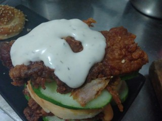 17、迷你巨无霸汉堡包～汉堡胚制作～,摞上第二片面包放上黄瓜炸鸡，挤上酱，这次是沙拉酱，这个沙拉酱太好吃了一点都不腻不甜，好清新的感觉～