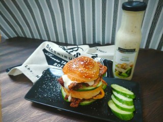 18、迷你巨无霸汉堡包～汉堡胚制作～,放上最小的面包，汉堡包完成！英语不好，不知道那个特别好吃的沙拉酱叫什么名字，反正就长这个样子，啊哈哈哈哈，还最后撒了一些芝士粉，黄瓜沾芝士粉吃很好吃！