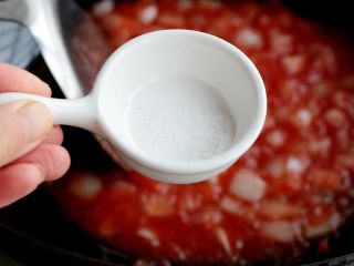 12、熏肠披萨,再依次放入一小勺盐