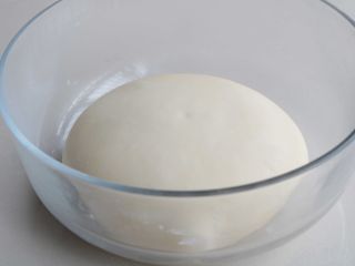 18、熏肠披萨,面团发酵至原来大小的2-3倍左右