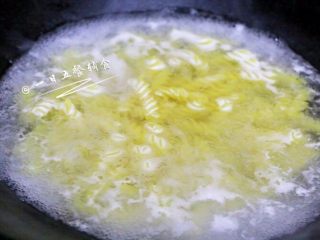 1、意大利肉酱面,锅中加足量清水，放少许盐，水开后放入意大利面，按面的包装袋上时间煮相应时间（我这煮了7分钟）。