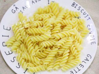 2、意大利肉酱面,捞出冷却，再用少许橄榄油拌匀备用。