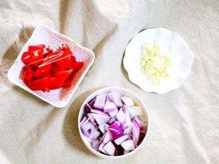 3、意大利肉酱面,把牛肉碎用少许盐腌制5分钟，番茄、洋葱、豆角洗净后切成小丁，大蒜切碎。