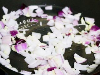 4、意大利肉酱面,锅中倒入橄榄油，油热后放入洋葱丁和大蒜末，煸炒出香味。