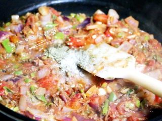 5、意大利肉酱面, 放入牛肉碎，豆角碎快速炒散，放入番茄丁翻炒，放入番茄酱、翻炒2分钟，调入黑胡椒、比萨草和盐炒1分钟。