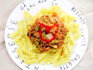 7、意大利肉酱面,将煮好的意大利面放入盘中，在上面淋上番茄肉酱即可。