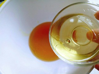 3、豆沙蛋黄月饼,再加入玉米油。