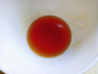 5、豆沙蛋黄月饼,转化糖浆,枧水,玉米油完全融合在一起的步骤。