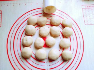 13、豆沙蛋黄月饼,从冰箱取出面团,分量每个20 g。