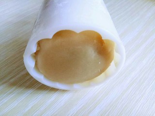 16、豆沙蛋黄月饼,再模具中撒上少许干粉,将月饼胚放入模具,用手掌心按压平整。