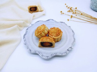 19、豆沙蛋黄月饼,取出后的月饼比较干,硬,待冷却后密封保存,2-3天回油,月饼皮自然就会软了呦~