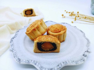 20、豆沙蛋黄月饼,有胃口吗?一年这个季节做一次(^_^)