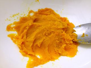 1、南瓜虾仁培根披萨,南瓜蒸熟，用勺子碾成泥