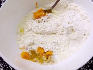 3、南瓜虾仁培根披萨,饼皮材料和南瓜泥放一起