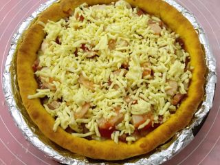 11、南瓜虾仁培根披萨,取出撒其余的奶酪，再次入烤箱200度烤7分钟