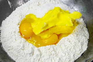 1、马蹄莲蛋卷,先做花枝，将黄油软化，和糖、鸡蛋混合均匀后揉成面团，如果想让花枝更酥脆，可以少添加一点泡打粉