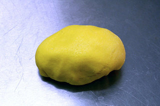 2、马蹄莲蛋卷,面团揉匀即可，不用反复揉，以免面团上劲