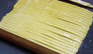 4、马蹄莲蛋卷,用刀分成一根根的长条