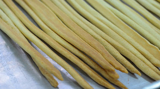 6、马蹄莲蛋卷,烤箱预温180℃，22分钟左右，发黄拿出。时间根据面条的粗细自己控制