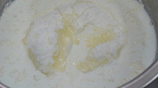 8、马蹄莲蛋卷,下面开始做蛋卷，先将面粉、砂糖拌匀，再加入牛奶搅透