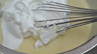 11、马蹄莲蛋卷,倒入面糊中拌匀